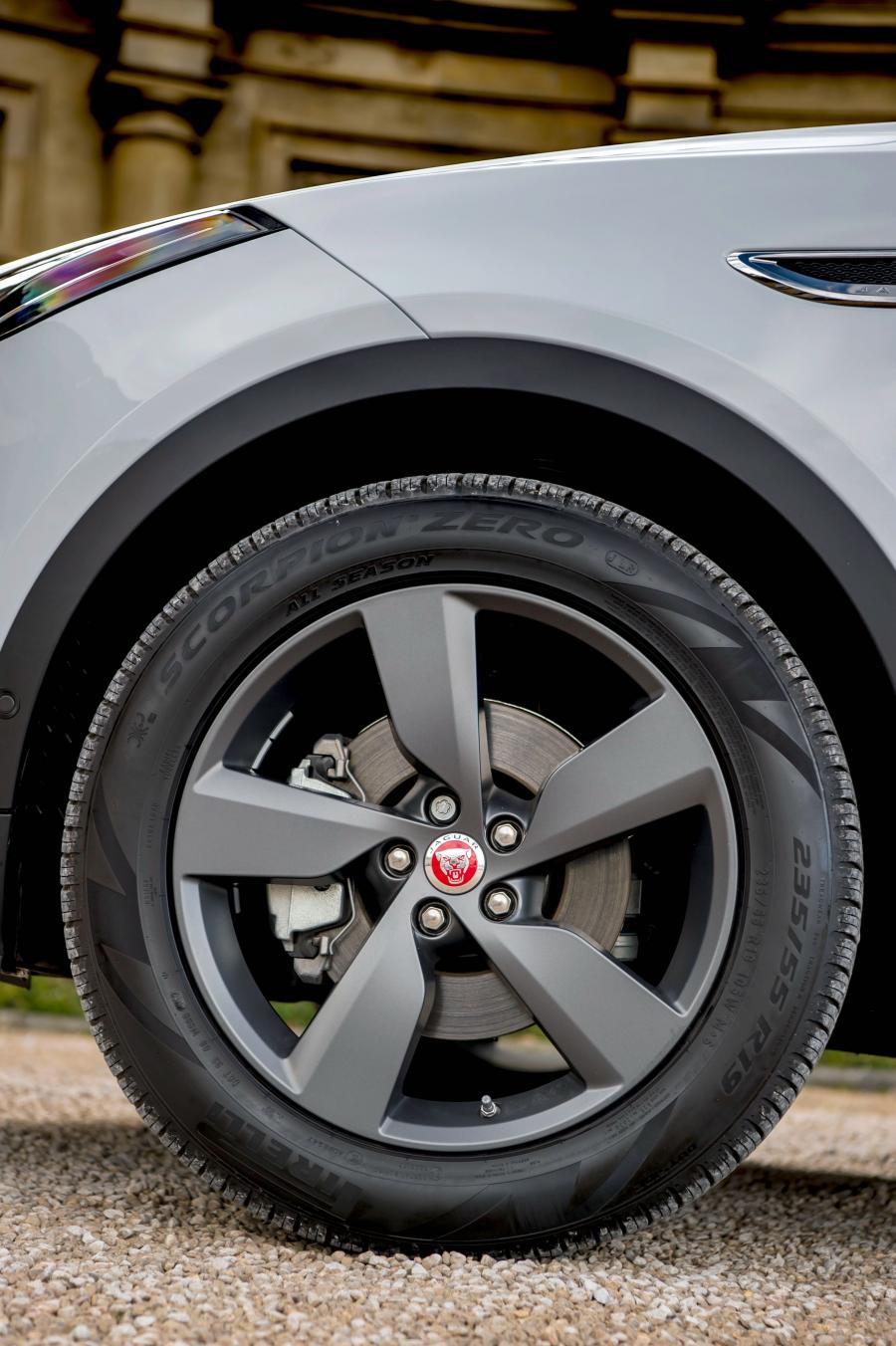 Колеса Jaguar E-Pace D150 2018 года  (UK) (фото 39 из 39)